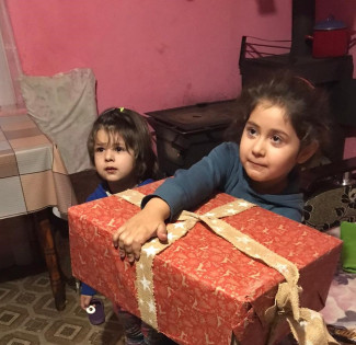 Kinder mit Päckchen